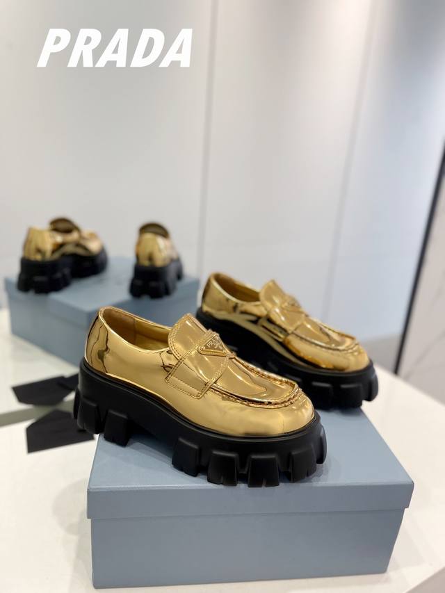 工厂p价 顶级版本普拉达 经典的车轮厚底+经典的乐福鞋面prada这款厚底休闲不失误的款好鞋子，1：1还原的鞋子 鞋底不重，脚感超级舒适， 鞋底高5.5Cm 鞋