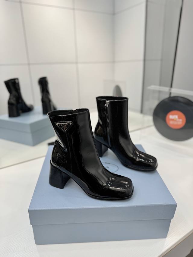 工厂p价 Rada普拉达圆头拉链粗跟短靴 这款能在重要场合上用得上了，小清新风带点贵气的感觉，上脚非常完美穿搭配上此鞋，优雅大方，晶莹剔透，无论各种配件材质，都