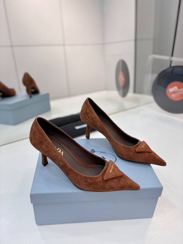 工厂p价 prada 普拉达 羊猄鞋面金字Logo 专柜走秀款尖头凉鞋 三角扣标 高跟 早春走秀款！ 鞋面：高定制羊猄面料 内里：进口水染羊皮 大底：原版意大利