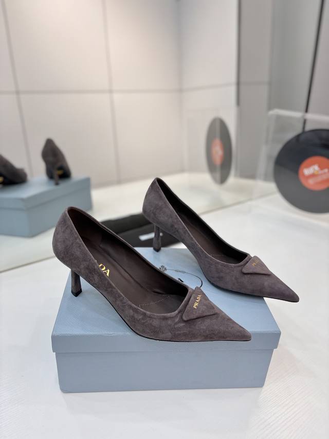 工厂p价 prada 普拉达 羊猄鞋面金字Logo 专柜走秀款尖头凉鞋 三角扣标 高跟 早春走秀款！ 鞋面：高定制羊猄面料 内里：进口水染羊皮 大底：原版意大利