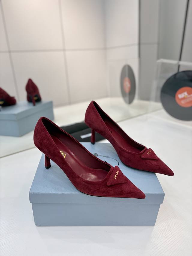 工厂p价 prada 普拉达 羊猄鞋面金字Logo 专柜走秀款尖头凉鞋 三角扣标 高跟 早春走秀款！ 鞋面：高定制羊猄面料 内里：进口水染羊皮 大底：原版意大利