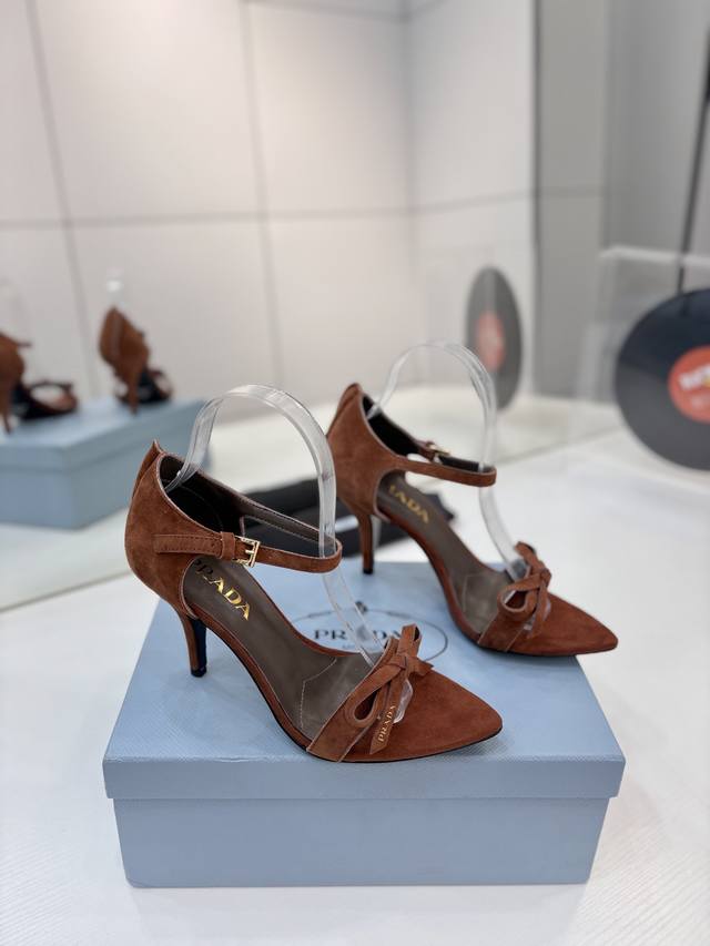 工厂p价 prada蝴蝶结 这款绒面高跟鞋，蝴蝶结设计，优雅又复古！鞋面绒面材质，触感柔软，搭配透明细带，修饰脚型还很稳固心。金属扣细节提升质感，细高跟拉长腿部