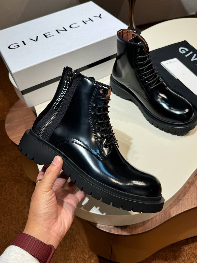 Givenchy拉绒牛皮革德比鞋 金属孔眼 正面侧面饰以立体Givenchy Logo 鞋底后跟嵌件饰以Givenchy Logo压花皮革内底，压印Givenc