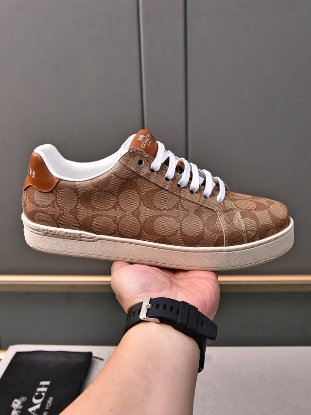 官网上新Coach蔻驰独家新款男士低帮休闲系带板鞋，休闲时尚百搭款,四季可穿！！板鞋可以说是每年最流行的一款鞋了，适合现在年轻人的潮流选择，这款休闲男鞋采用便捷