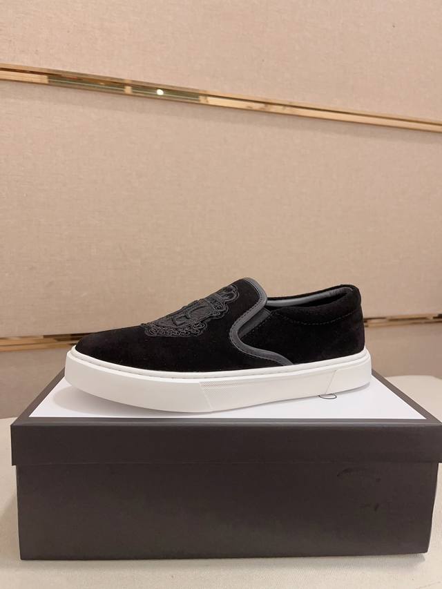 工厂p价 新款来袭Gucci 古奇 今年最火新款，相较旧款更潮更抢眼，让本来就搞怪的鞋子显得更生动像刺猬一样，今年你有一只小怪兽吗？潮人必备！鞋面:采用高档牛反