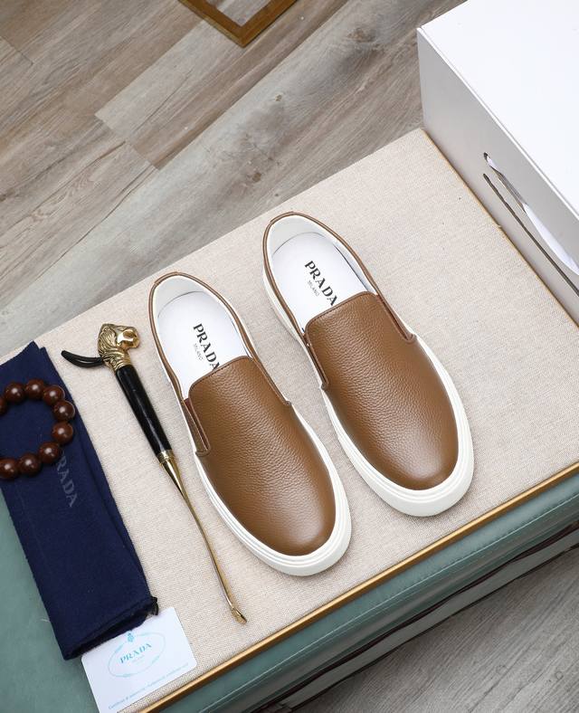 出厂价p prada 普拉达 最新款原版复刻！可到做工一流 鞋面意大利进口小牛皮透气真皮内里 适合出行，原版复大刻底，让你适合各出种行，尽显低调奢华。以质量说话