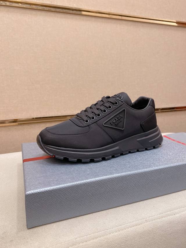工厂p价 。高版本 配飞机盒 prada普拉达 男鞋专柜爆款，官网同步，高品质出货 面料：原版进口防水布 内里：牛皮垫脚+牛皮内里， 大底：原厂Tpu 码数：3