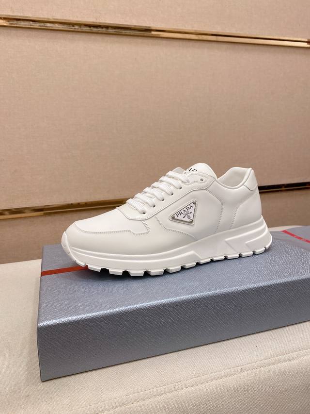 工厂p价 。高版本 配飞机盒 prada普拉达 男鞋专柜爆款，官网同步，高品质出货 面料：原版开边珠搭配头层牛皮 内里：牛皮垫脚+牛皮内里， 大底：原厂Tpu