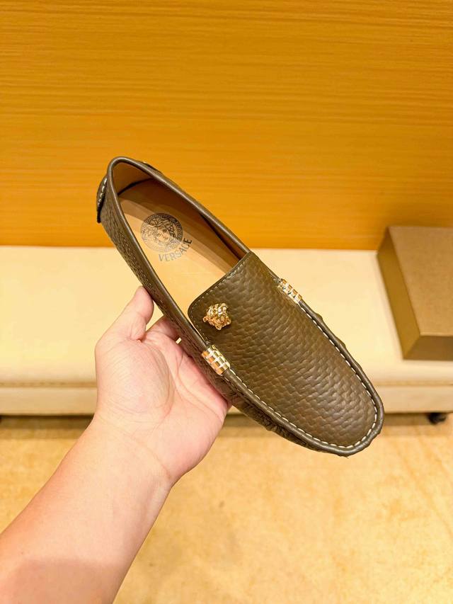 实价，牛里真材实料， 范思哲 官网原版新款高端商务休闲驾车豆豆鞋，意大利名模贵族们爆款，时尚界的佼佼者，无可超越，明星同款，鞋面采用进口原版牛皮+原版牛里 真材