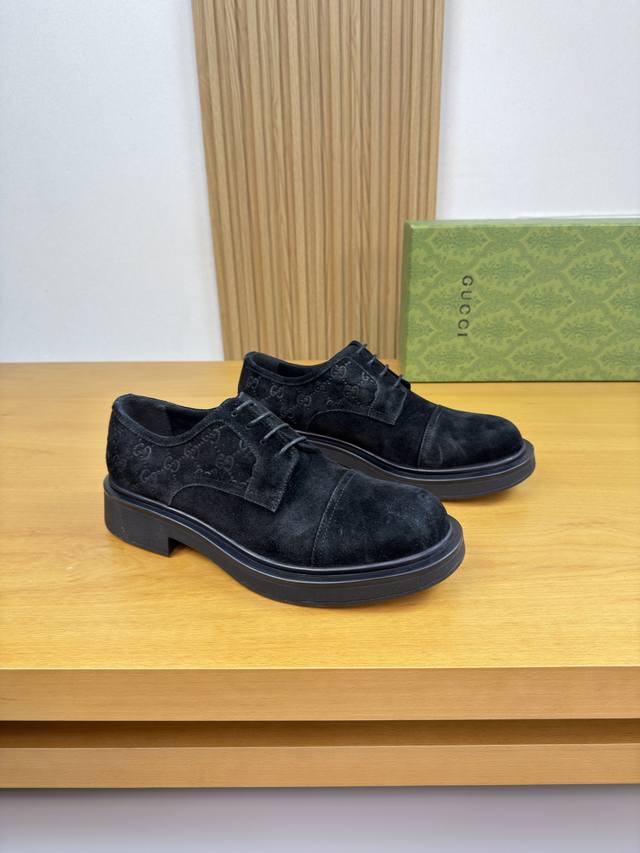 Gucci 古驰 -高端品质 原单 正装皮鞋 -鞋面：高丝光反绒小牛皮、鞋丹空压品牌图腾、完美拼接 -内里：水染牛皮 -大底：超轻Tpr 橡胶；成型大底 -超高