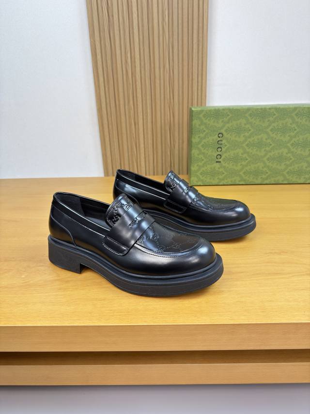 Gucci 古驰 -高端品质 原单 正装皮鞋 -鞋面：开边珠小牛皮、鞋丹空压品牌图腾、品牌横担装饰 -内里：水染牛皮 -大底：超轻Tpr 橡胶；成型大底 -超高