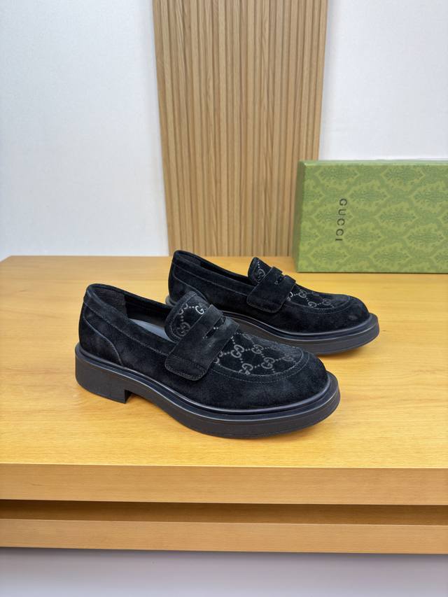 Gucci 古驰 -高端品质 原单 正装皮鞋 -鞋面：高丝光反绒小牛皮、鞋丹空压品牌图腾、品牌横担装饰 -内里：水染牛皮 -大底：超轻Tpr 橡胶；成型大底 -