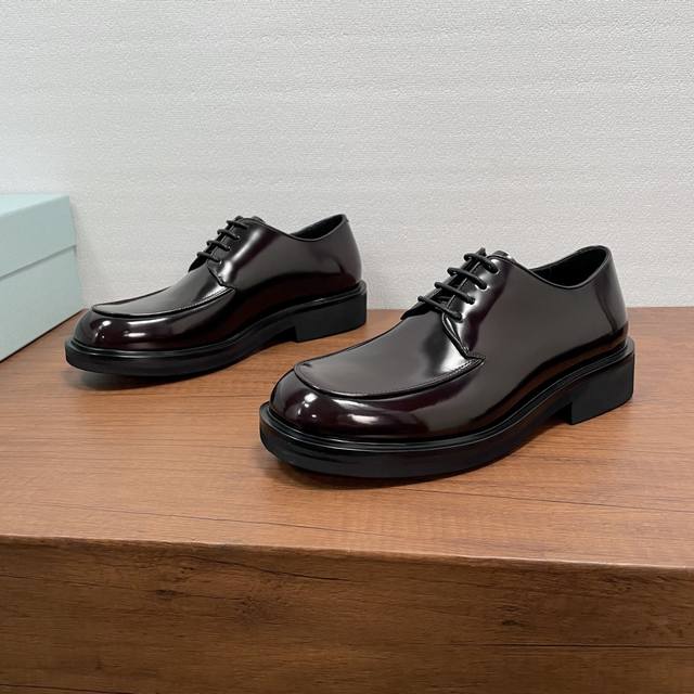 prada 男士新款皮革系带德比鞋 这款德比鞋彰显优雅气质和摩登风范。采用黑色小牛皮和亮面手工擦色开边珠皮革精心制作，进口车床精工缝线，系带德比款式设计，搭配真