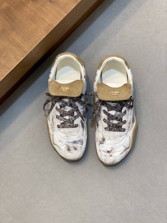 Fendi 芬迪 -高端品质 原单 休闲运动鞋 -鞋面：进口马毛皮、彩印反绒小牛皮、彩印品牌图腾布匹、鞋舌.鞋身.品牌金属Logo -内里：水染牛皮 -大底：超