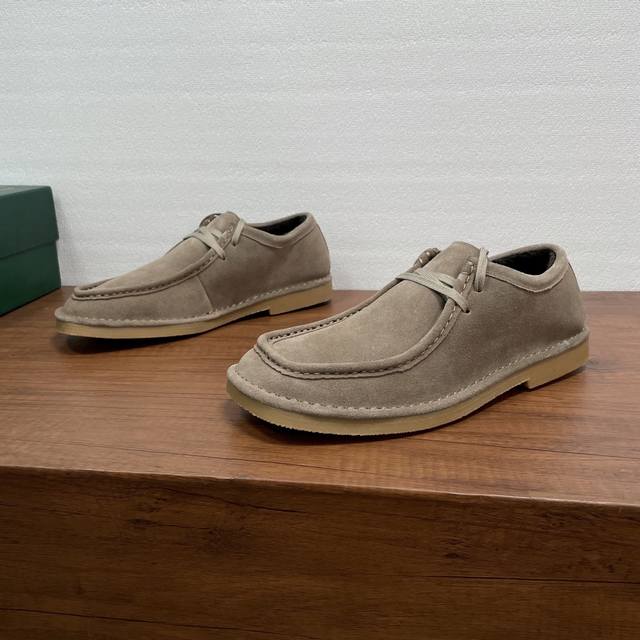 Bottega Veneta 男士Daddy系带羊毛鞋 这款羊毛鞋采用柔软牛反绒皮革打造，触感柔软，绒面细腻，透气性好，经典低帮系带+方头设计，复古又时髦。天然