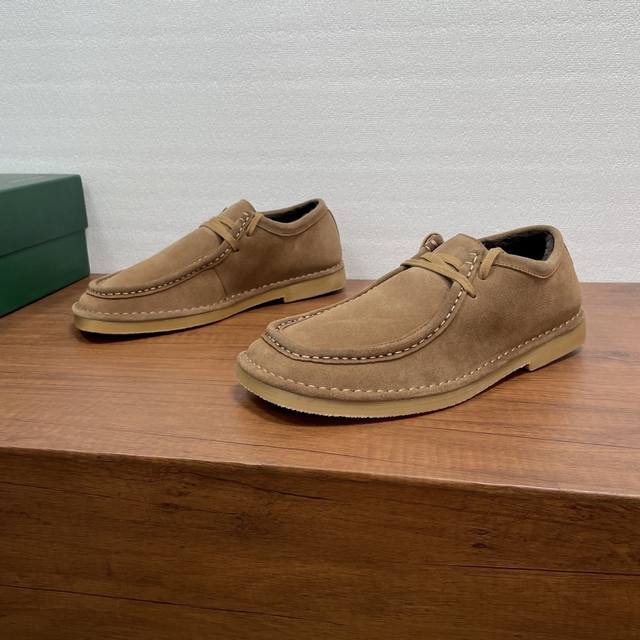 Bottega Veneta 男士Daddy系带羊毛鞋 这款羊毛鞋采用柔软牛反绒皮革打造，触感柔软，绒面细腻，透气性好，经典低帮系带+方头设计，复古又时髦。天然