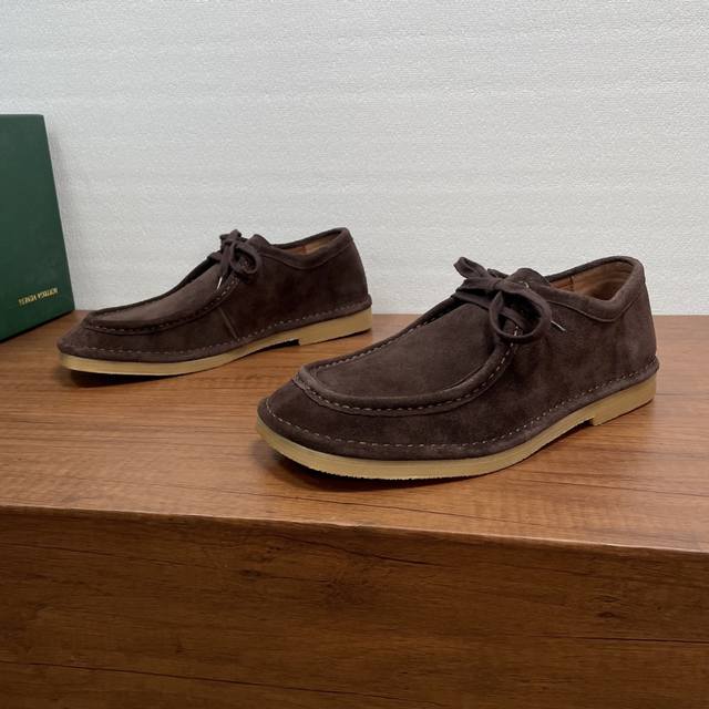Bottega Veneta 男士Daddy系带鞋 这款系带鞋采用柔软牛反绒皮革打造，触感柔软，绒面细腻，透气性好，经典低帮系带+方头设计，复古又时髦。天然绉片