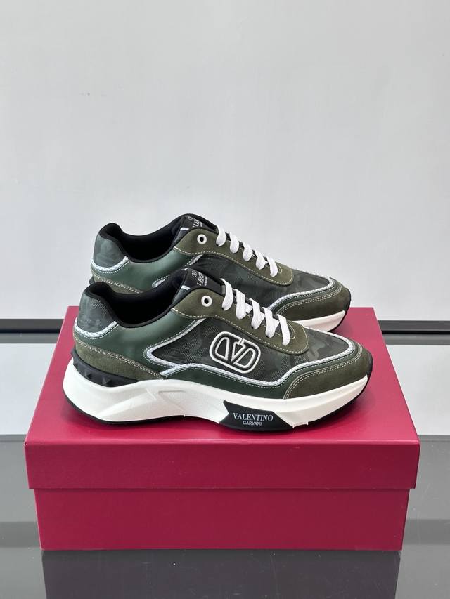 Valentino 华伦天奴 厚底 轻底 休闲鞋，这是一对超级超级百搭的轻量老爹鞋，这个鞋子的大底是使用时下技术含量非常高的橡胶发泡材料，所以大底是非常舒适的。