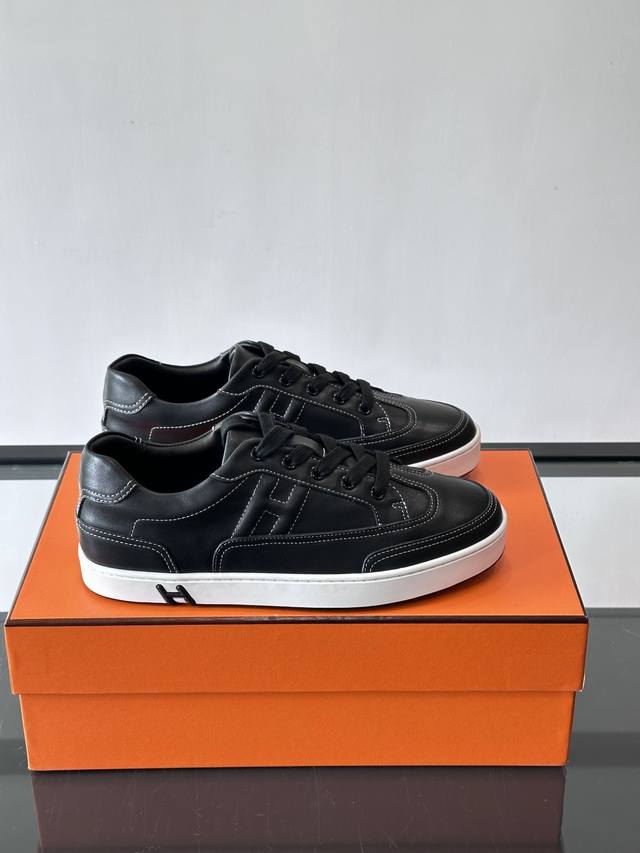 爱马仕H Formel运动鞋，灵感源自网球鞋，皮革鞋面+拼色“H”标志，简约又有辨识度。橡胶鞋底抓地力强且耐磨，日常穿搭或轻运动都Ok！橙色鞋盒超有品牌感，延续