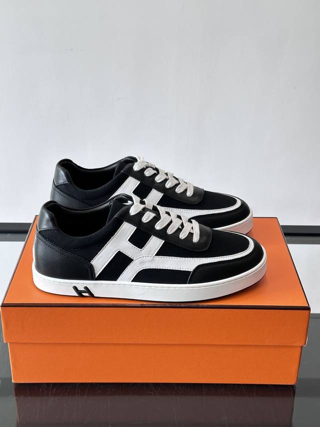 爱马仕H运动鞋，灵感源自网球鞋，皮革鞋面+拼色“H”标志，简约又有辨识度。橡胶鞋底抓地力强且耐磨，日常穿搭或轻运动都Ok！橙色鞋盒超有品牌感，延续高端奢华风格舒