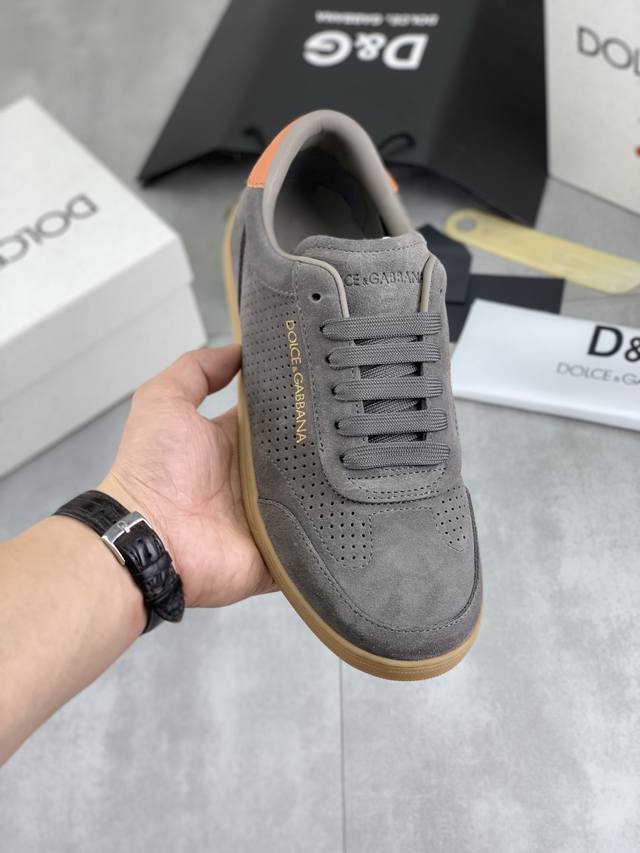 工厂p价p 实价 最新爆款 顶级原单品质 官网同步 Dolce&Gabbana 杜嘉班纳 ～高品质. 效果 低帮休闲Dg男鞋、众多明星至爱，采用高端进口头层磨砂