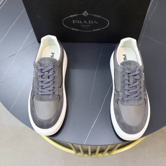 出厂价pp： prada 普拉达 -高端品质 原单 -鞋面：进口软面小牛皮拼接、丝印品牌Logo -内里：水染牛皮内里 -大底：超轻Tpu发泡 Q弹成型大底 -