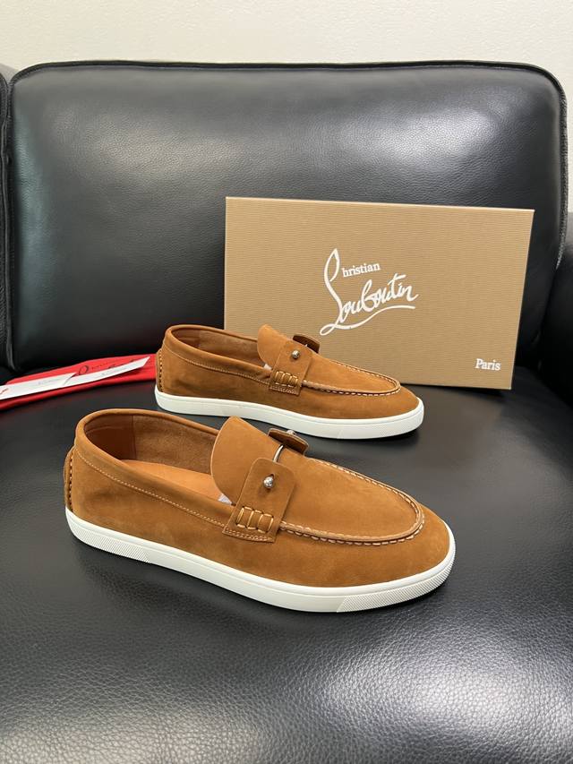 Christian Louboutin 高品质 顶级工艺品 Cl红底 专柜同步原厂配置，意大利进口牛皮面料，进口水染牛皮内里，鞋底：原厂特供原版底，原厂跟单货，