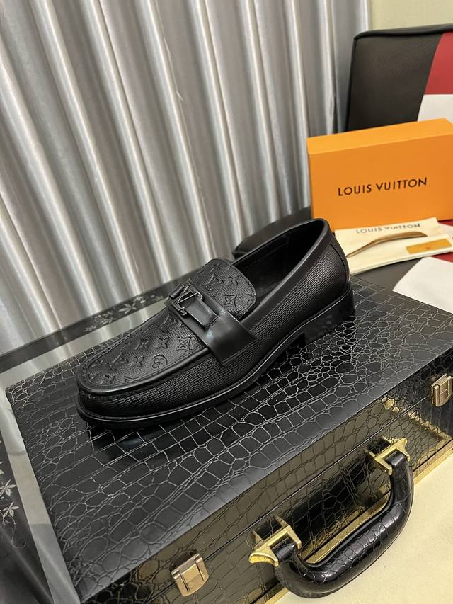 出厂价pp： Lv 路易威登皮鞋最火爆的经典之做。官网同步，鞋面采用意大利进口鞋面压纹舒适的牛皮内里，时尚气息，独特品牌独特工艺。彰显了新一年度的爆款风格。别再