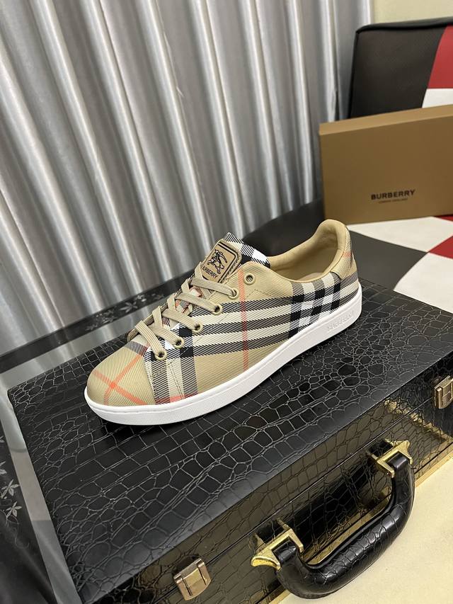 出厂价pp： 巴宝莉主推爆款 ，休闲男鞋，采用进口牛皮拼接而成透气羊里，私磨橡胶大底，耐磨，轻便，整体设计和谐统一又不缺乏个性 你值得拥有！ 尺码38～44.3