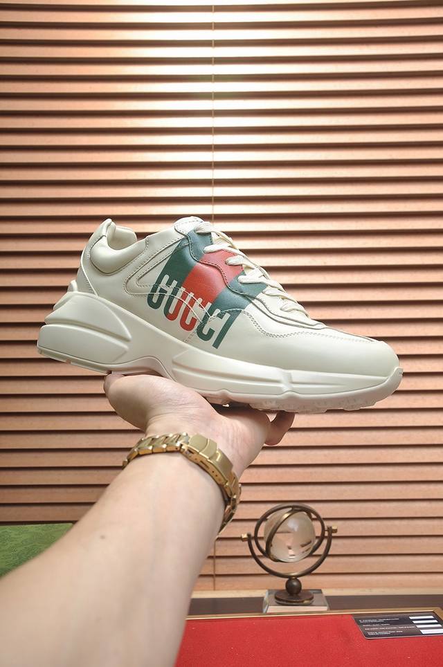出厂价p Gucci 情侣款 最高版本古奇爆款老爹鞋。专柜同步发售 ，，鞋面采用进口牛皮，舒适羊皮内里，脚感一级棒，原版轻便减震加厚发泡大底，简约拼色，百搭帅气