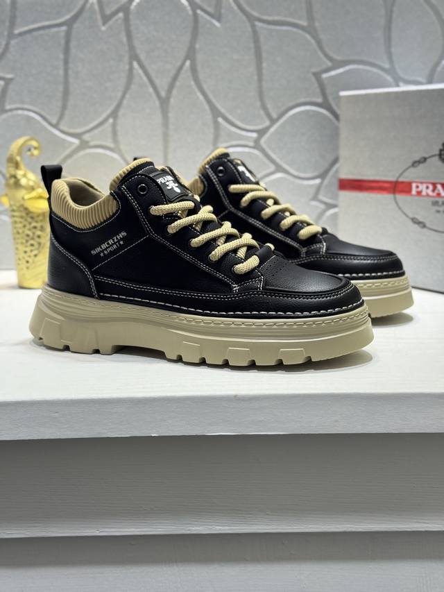 prad* 普拉达-顶级代购 男士专柜新款 原厂配置、鞋面牛皮制造 网布内里 鞋底：原厂特供原版底超级舒适，原厂跟单货 高品质，2色可选，可随意进出专柜.欢迎对