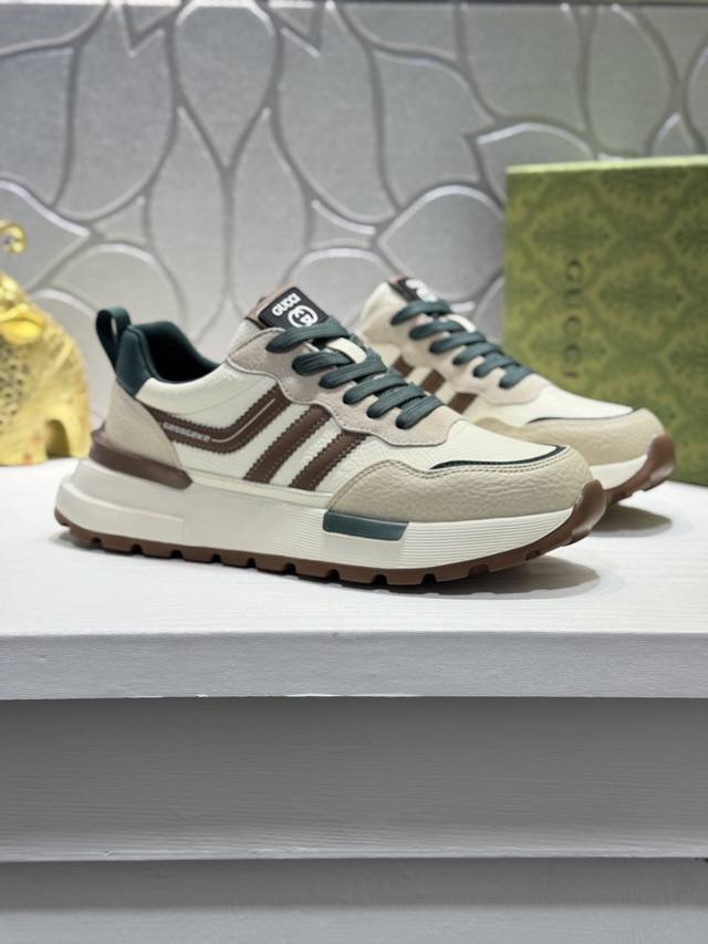 Gucc* 原单品质 古奇！官网全球首发 鞋面采用牛皮，让行走更加便捷舒适！独家新款惊世之作，质量相比美的1：1复刻 ！打造时尚个性衬托你的与众不同！潮男必备经