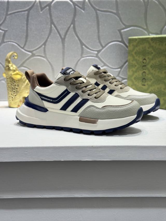 Gucc* 原单品质 古奇！官网全球首发 鞋面采用牛皮，让行走更加便捷舒适！独家新款惊世之作，质量相比美的1：1复刻 ！打造时尚个性衬托你的与众不同！潮男必备经