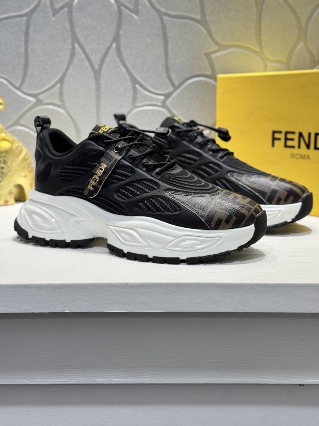 Fendi*芬迪顶级代购 男士专柜新款 原厂配置、意大利进口牛皮拼接，网布内里，内增高，鞋底：原厂特供原版底超级舒适，原厂跟单货 高品质，二色可选，可随意进出专