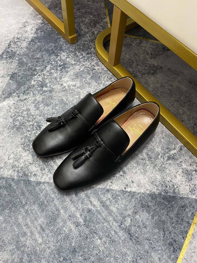 出厂价p 定做款 。Christian Louboutin Cl红底鞋 专柜烫钻系列，情侣休闲板鞋 独家热款发布活动乳胶垫脚成品大底车线 女35-40#男38#