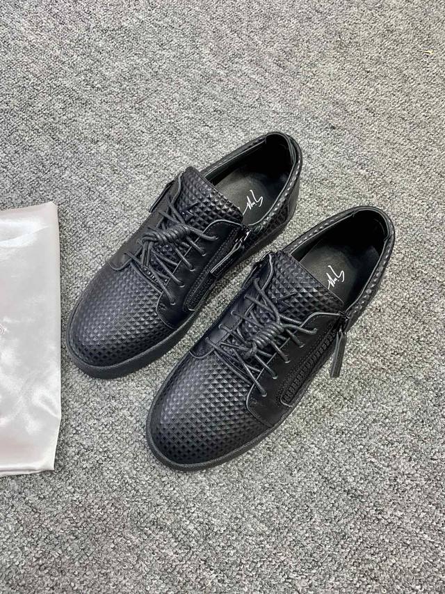 定做款实价 ，低帮黑色！最新最高版本！重新开模定制！ 里外全牛皮 情侣款Giuseppe Zanotti 朱塞佩 萨诺第 高端单品原版高档合金属饰扣，头层小牛皮