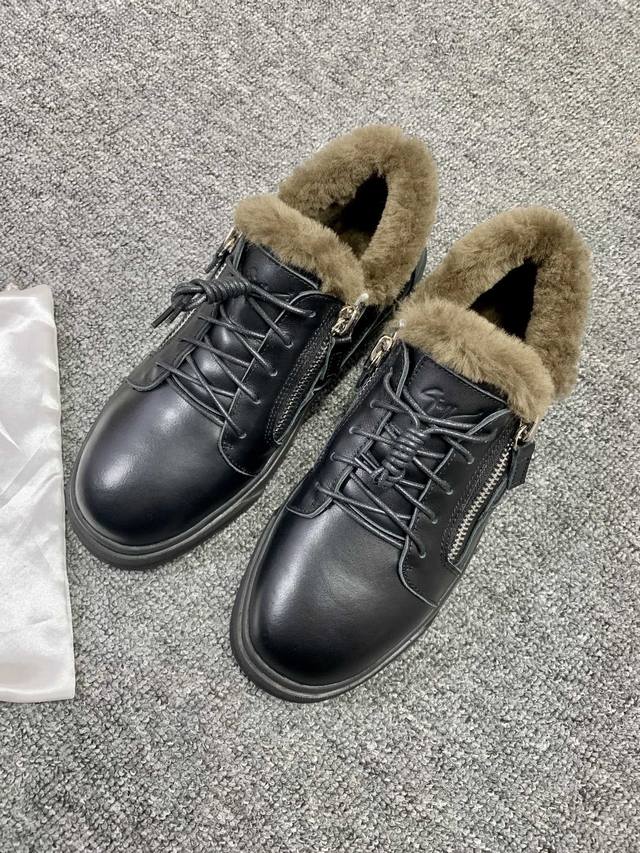 定做款实价 ，低帮黑牛皮，羊毛里！最新最高版本！重新开模定制！ 里外全牛皮 情侣款Giuseppe Zanotti 朱塞佩 萨诺第 高端单品原版高档合金属饰扣，