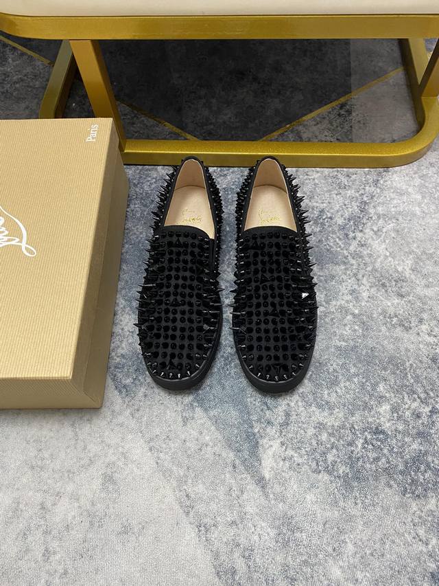 出厂价p 。Christian Louboutin Cl红底鞋 专柜烫钻系列，情侣休闲板鞋 独家热款发布活动乳胶垫脚成品大底车线 女35-40#男38#-46,