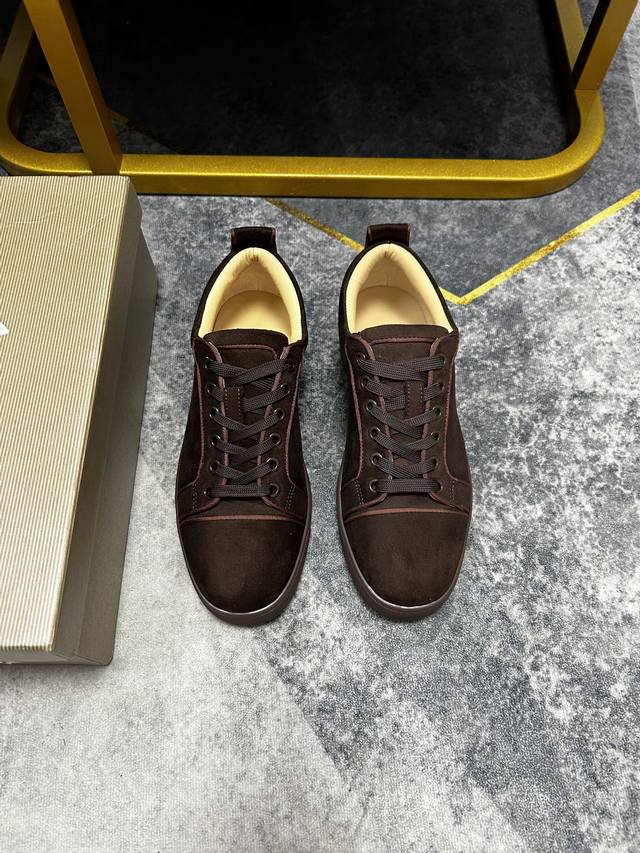 现货供应支持退换 出厂价p 。Christian Louboutin Cl红底鞋 专柜系列，情侣休闲板鞋 独家热款发布活动乳胶垫脚成品大底车线 女35-40#男