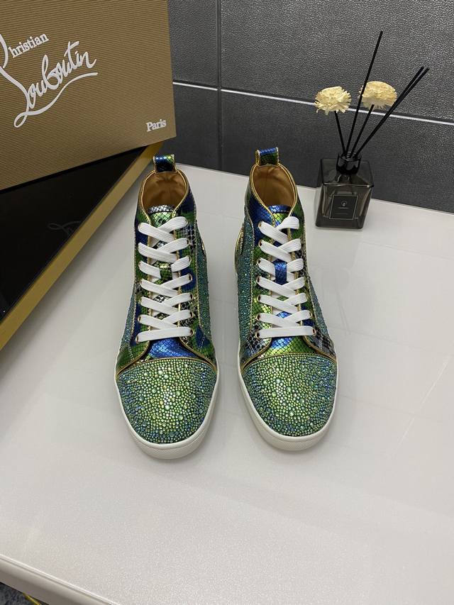 出厂价p 定做款 。Christian Louboutin Cl红底鞋 专柜烫钻系列，情侣休闲板鞋 独家热款发布活动乳胶垫脚成品大底车线 女35-40#男38#