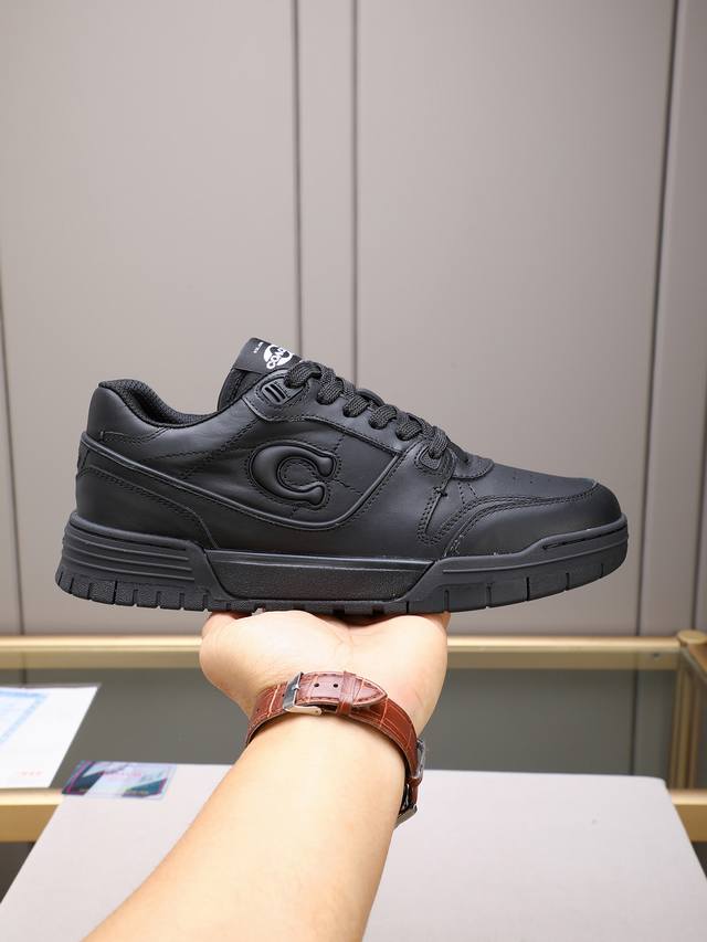 情绪款官网上新！Coach蔻驰独家新款男士低帮休闲系带板鞋，休闲时尚百搭款,四季可穿！！板鞋可以说是每年最流行的一款鞋了，适合现在年轻人的潮流选择，这款休闲男鞋