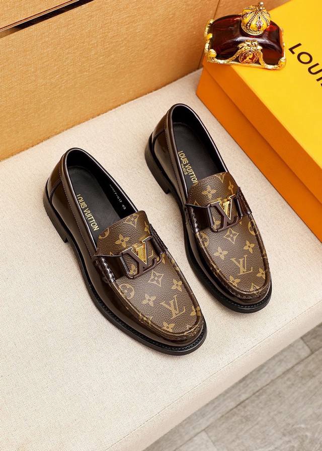 商品商标：Louis Vuitton 路易威登 休闲皮鞋 正码码数: 38-44 45.46订制 商品材料：精选 进口头层老花牛皮鞋面+奢华五金扣，进口头层牛皮