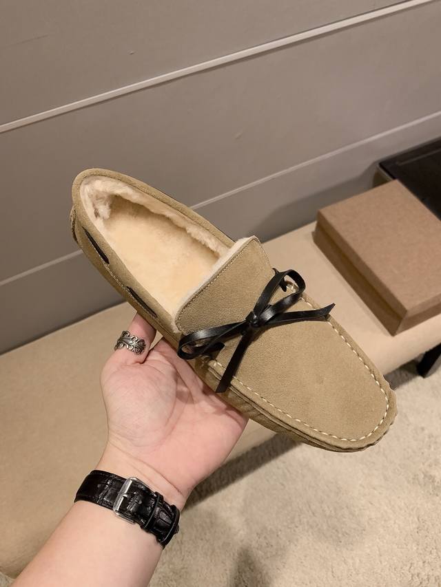 实 ，品牌范思哲，官方最新款，原單1：1最新靴子真綿羊毛假一賠十，絕對的高端貨，質量純是沒話說，精選上等進口皮料，傾心打造完美紳士珍品，鞋面頭層高絲光牛絨+真綿