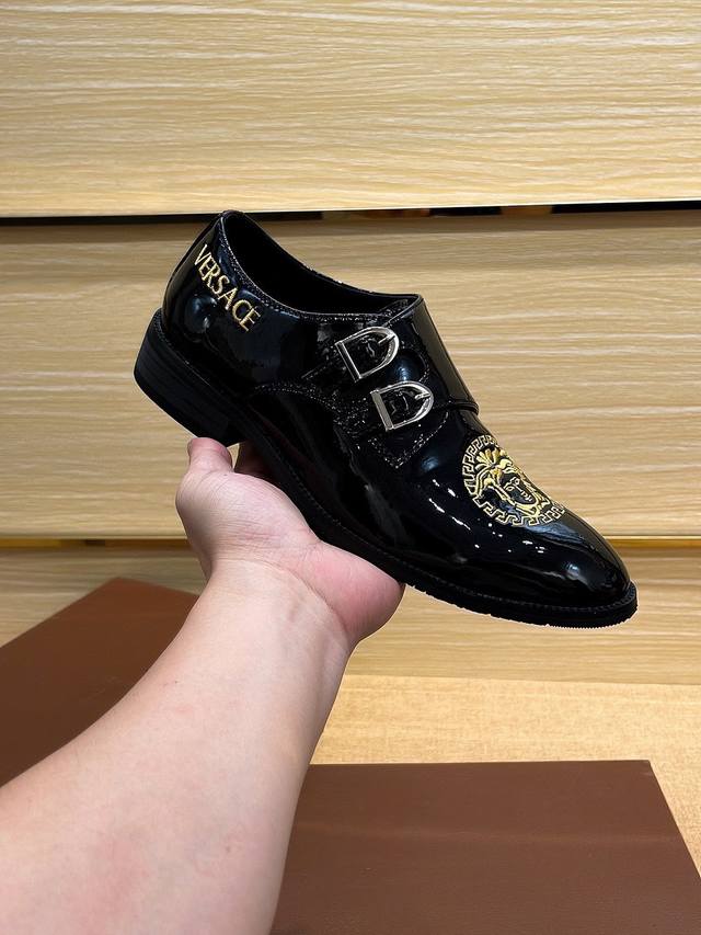 实价 ，品牌范思哲，范思哲官方又一次惊世之作腾空出世，惊艳全场 不一样的品质，不一样的高贵。西班牙进口头层小牛漆皮，头层羊内里，鞋面金属铁扣+范品哲品牌绣花两者