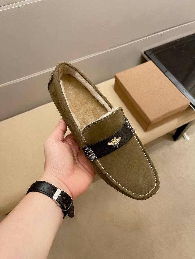 实 ，品牌古奇，官方最新款，原單1：1最新靴子真綿羊毛，假一賠十，絕對的高端貨，質量純是沒話說，精選上等進口皮料，傾心打造完美紳士珍品，鞋面頭層高絲光牛絨+真綿