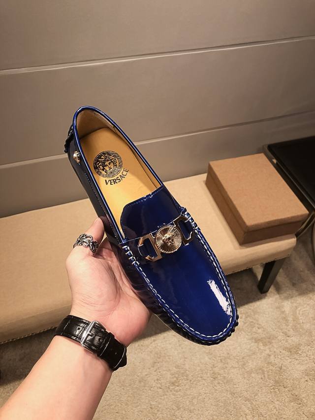 品牌范思哲，官方旗舰店新款，鞋面头层意大利牛漆皮+品牌性感头像金属扣，头层内里羊里，原版进口耐磨橡胶底， 官网出品 优雅心备佳品，采用精湛工艺。穿着舒适。品牌低