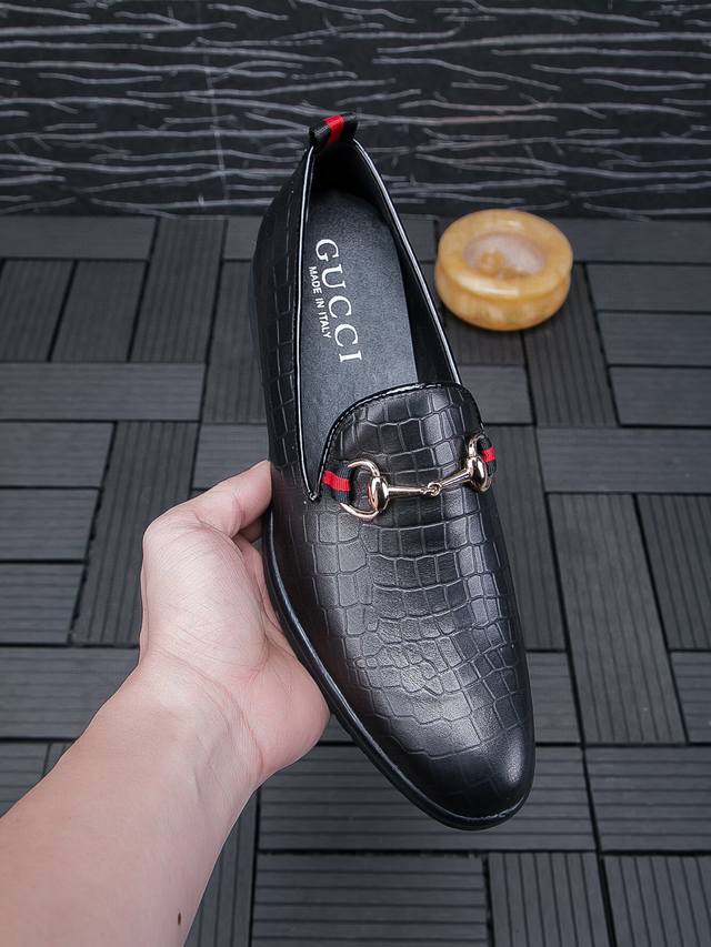 实价 ，品牌Gucci， 羊皮里 官方新版，高端品质，鞋面采用进口头层原版牛皮，内里头层舒适透气羊皮 拒绝掉色 ，原版大底，纯手工精细制做，质感一流，绝对好货，