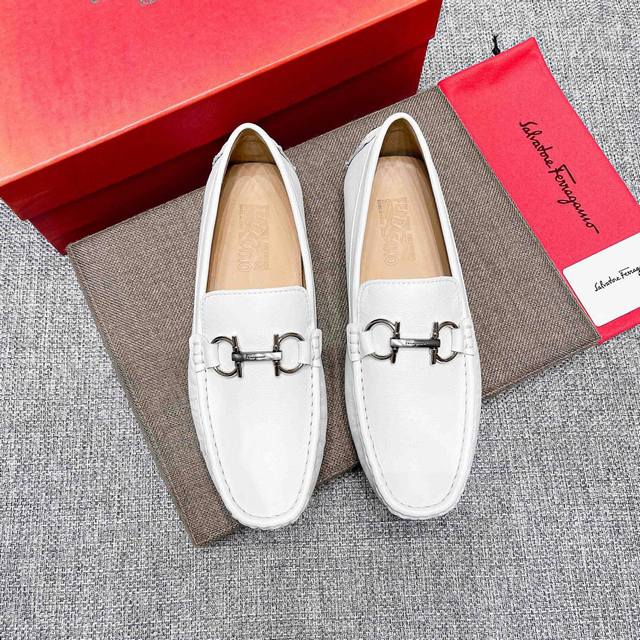 实价，品牌菲拉格慕，官方原版休闲百搭商务高端豆豆鞋～四季潮鞋官网旗舰店原单，鞋面:进口牛牛皮，全纯牛里 真材实料 ，时尚懒人商务风设计，休闲乐福款，跑步鞋青年人