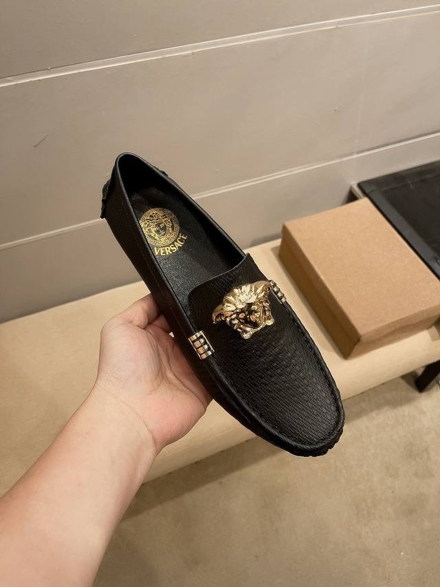 实价 Verace 范思哲官方旗舰店男士四季高端正品，最新元素潮爆全球，官网火爆热卖，原版版本，专柜爆款，鞋面意大利进口原版头层牛皮性感美灶莎头像金属扣，原版防