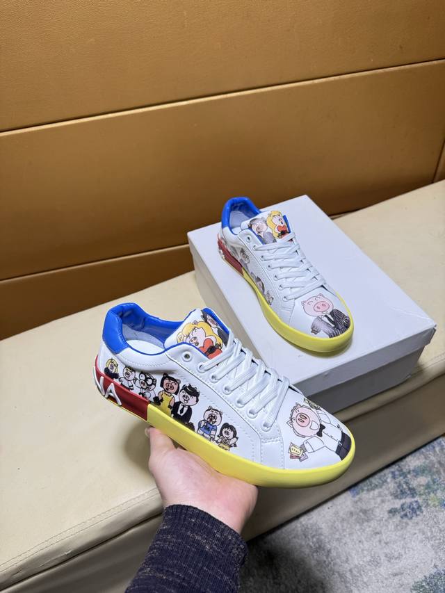 Dg&杜嘉班纳 原单品质.～ 独特现代风运动鞋。休闲鞋潮男必备款 意大利进口原版品牌，进口原版皮，羊皮垫脚 拒绝脱色磨脚 鞋底：原厂特供原版底，法国懒人风格设计